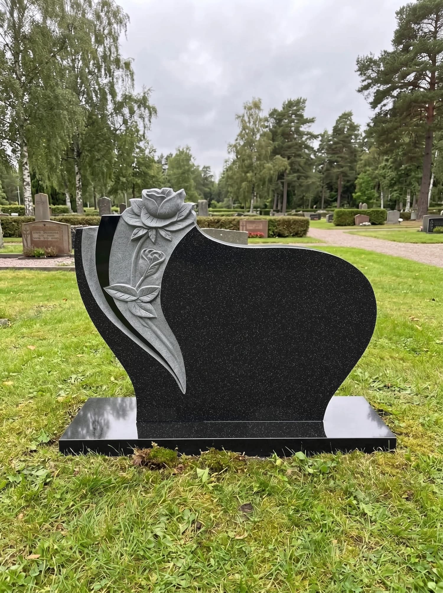 Hjärta med ros i svart granit